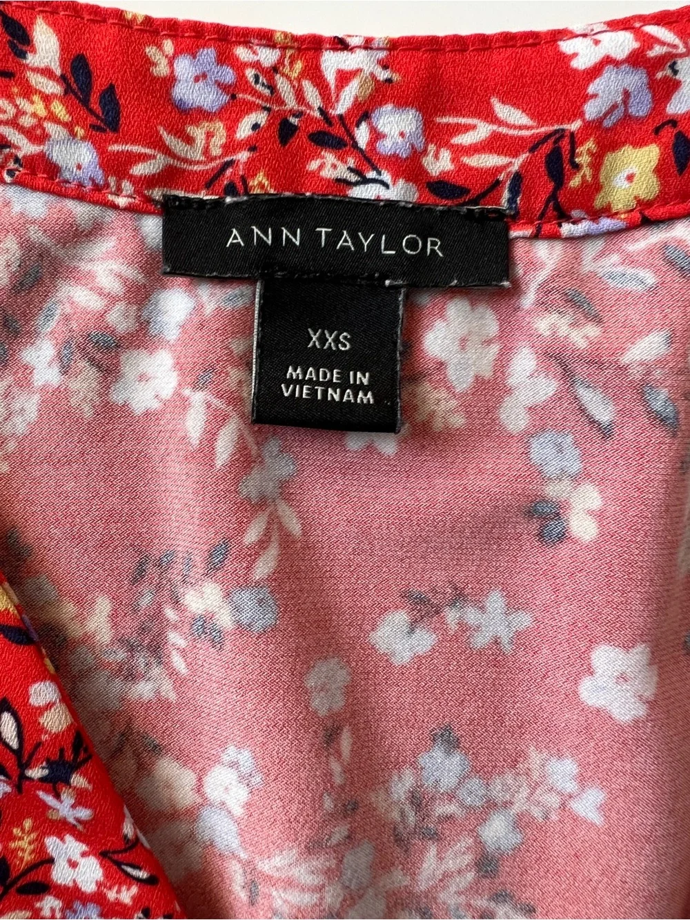 Ann Taylor Red Floral Blouse XXS Silky V Neck Long Sleeve Feminine Top XS